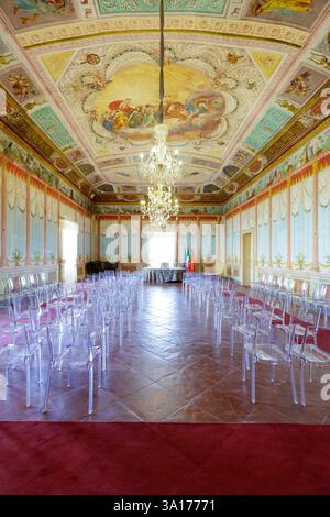 Italie, Sicile, Noto, ville baroque classée au patrimoine mondial de l'UNESCO, le Palazzo Nicolaci di Villadorata situé sur la rue Corrado nicolaci construit par l'architecte Rosario Gagliardi (1720) réalisé par ses élèves Vincenzo Sinatra en 1765, fresque sur le plafond du Salone delle feste (salle de bal) représentant une allégorie d'Apollon sur sa charrette chasséchant l'aurore, copie de l'original réalisé par Guido Reni Banque D'Images