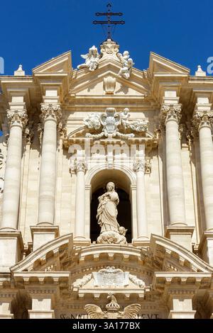 Italie, Sicile, île d'Ortigia classée au Patrimoine mondial de l'UNESCO, Syracuse, Piazza Duomo (place du Duomo), la cathédrale de la Nativité de la Vierge Marie (duomo) construite autour du vie siècle par un évêque byzantin sur les ruines d'un temple grec dédié à Athéna puis transformée par les Arabes en mosquée et en église à nouveau par les Normands, enfin au XVIIIe siècle une façade de style baroque et rococo est construite par Andrea Palma, architecte statue de Saint Marcien réalisée par un sculpteur de la ville de Palerme Ignazio Marabitti au XVIIIe siècle Banque D'Images