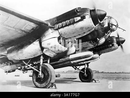 Un avion de chasse allemand de la Luftwaffe avec des torpilles en dessous avant le décollage contre des cibles en mer. Photo : Stöcker [traduction automatique] Banque D'Images