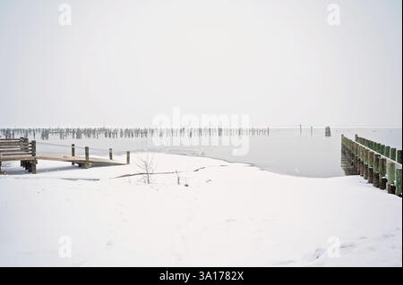 Quai enneigé et front de mer gelé dans une scène hivernale paisible Banque D'Images