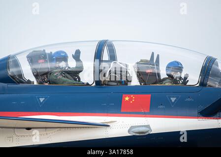 Bangkok, Thaïlande. 07 mars 2025. Les pilotes d'une équipe de voltige '1er août' avions de l'armée de l'air chinoise ont vu salué avec des gens avant d'effectuer une démonstration de vol de formation pendant le 88ème anniversaire de la Royal Thai Air Force à l'escadre 6 à l'aéroport Don Mueang, Bangkok. La Royal Air Force a organisé un spectacle aérien pour célébrer le 88e anniversaire de la Royal Thai Air Force, mettant en vedette des équipes de voltige de Thaïlande, des États-Unis, de Chine et d'Inde. Crédit : SOPA images Limited/Alamy Live News Banque D'Images