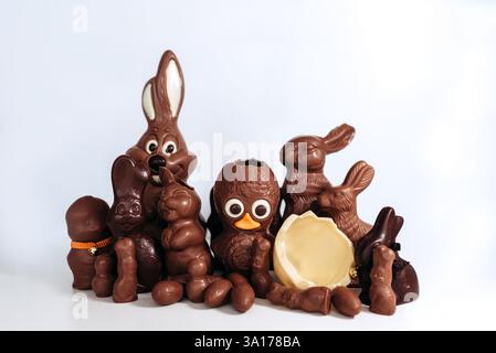 Œufs en chocolat de Pâques, lapins et poulets Banque D'Images