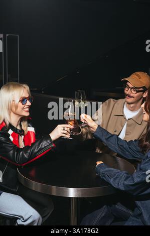 groupe d'amis dans un café avec du vin Banque D'Images