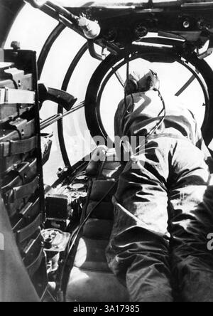 De son siège dans le cockpit d'un Heinkel He 111, l'observateur recherche des navires ou des sous-marins ennemis tout en sécurisant un convoi pour la Norvège. Photo : Eschenburg [traduction automatique] Banque D'Images