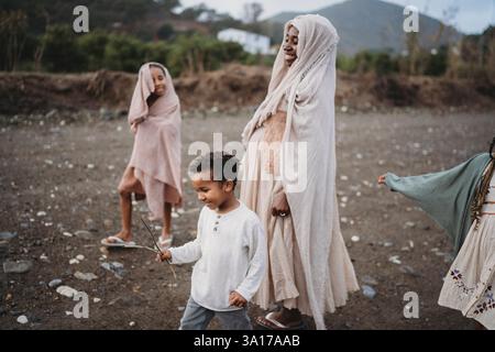 Famille noire marchant dans la campagne couvert jour de maman enceinte enfants Banque D'Images