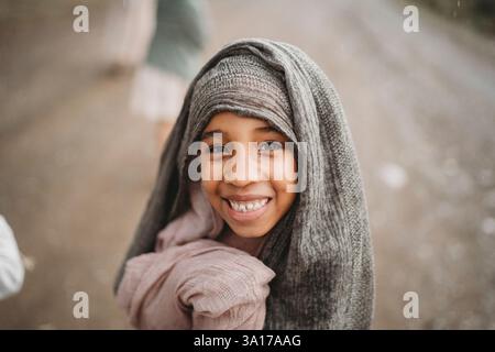 Filles noires souriantes dansant sous la pluie dans la campagne Banque D'Images