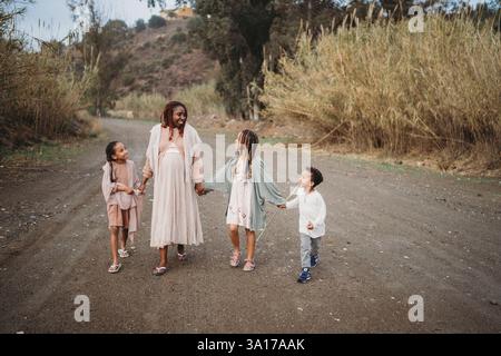 Famille noire marchant dans la campagne couvert jour de maman enceinte enfants Banque D'Images
