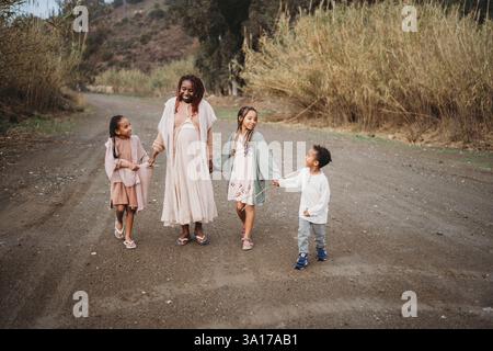 Famille noire marchant dans la campagne couvert jour de maman enceinte enfants Banque D'Images