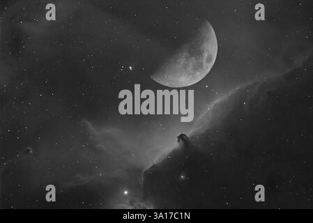 Image en noir et blanc de fantaisie spatiale profonde de la Lune, de la nébuleuse de la tête de cheval et de la nébuleuse de la flamme dans la constellation d'Orion Banque D'Images