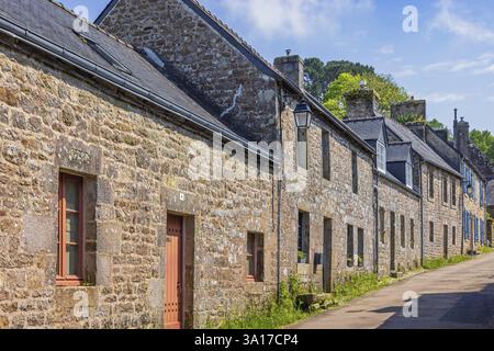 Vieux immeubles résidentiels historiques dans une rue du village français de Locronan, Locronan, Bretagne, France, Europe Banque D'Images