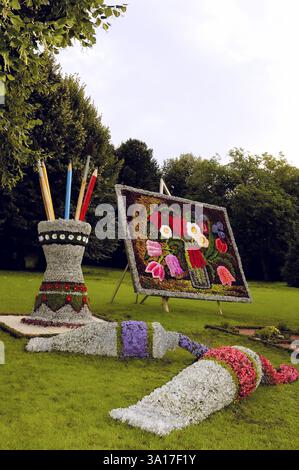 Sculpture artistique conceptuelle faite à partir de fleurs - pinceaux et crayons de peinture Banque D'Images