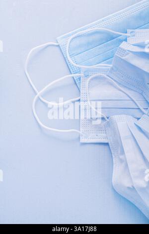 Vue rapprochée des masques de protection contre la grippe chirurgicale médicale, version verticale avec filtre textile Banque D'Images