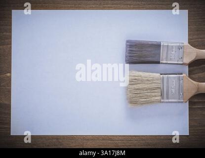 Nettoyer la feuille de papier et l'image de la vue supérieure des pinceaux Banque D'Images