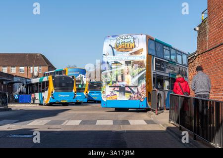 Gare routière de Winchester avec les bus Stagecoach et les gens, Hampshire, Angleterre, Royaume-Uni Banque D'Images