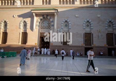 Médine, Arabie Saoudite - 4 juillet 2024 : pèlerins du Hadj et de l'Oumrah marchant jusqu'à l'entrée de la mosquée du Prophète, à Médine, Arabie Saoudite. Banque D'Images