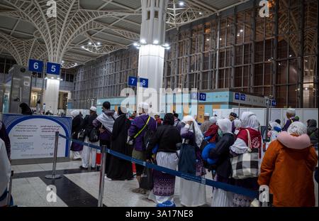 Medina, Arabie Saoudite - 6 juillet 2024 : les pèlerins indonésiens du Hajj font la queue à l'immigration de l'aéroport de Madinah, rentrant chez eux après avoir exécuté le Hajj. Banque D'Images