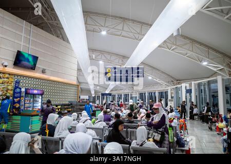 Medina, Arabie Saoudite - 6 juillet 2024 : les pèlerins indonésiens du Hajj dans la salle d'attente de l'aéroport de Madinah, rentrant chez eux après avoir effectué le Hajj, partent Banque D'Images