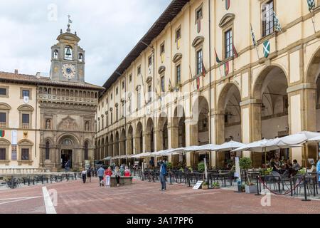 Piazza Grande mit Palazzo della Fraternita und dem Laubengang vom Palazzo delle Logge, Arezzo, Toskana, Italien *** Piazza Grande avec Palazzo della F. Banque D'Images