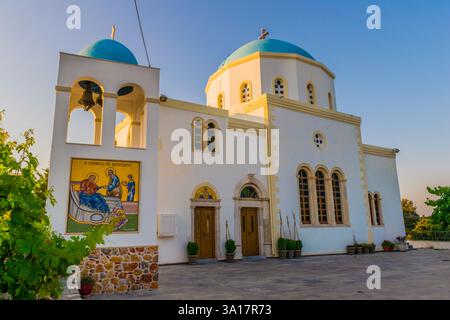 Église grecque blanche typique avec dôme bleu au coucher du soleil sur l'île de Kos, Grèce Banque D'Images