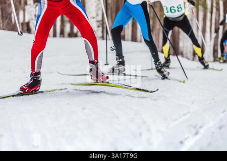 jambes groupe skieurs en montée dans une course de ski de fond Banque D'Images