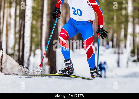 athlète skieur en montée dans une course de ski de fond Banque D'Images