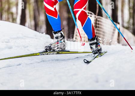 Kyshtym, Russie - 26 mars 2016 : athlète skieur à jambes rapprochées participant à une course de ski Banque D'Images