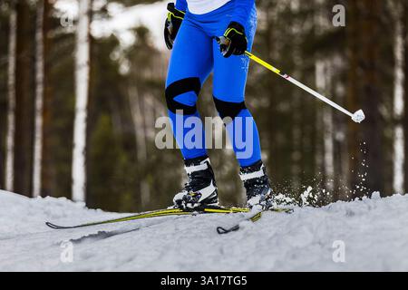 gros plan des jambes de skieur d'homme en fond de forêt Banque D'Images