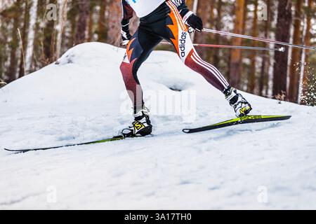 Kyshtym, Russie - 26 mars 2016 : skieur jambes athlète participant à une course de ski Banque D'Images