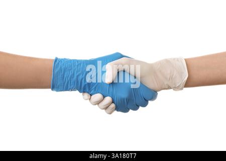 Médecins féminins dans des gants médicaux serrant la main sur fond blanc Banque D'Images