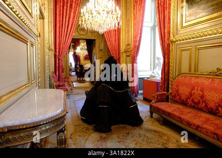 Paris, France. 07 mars 2025. Exposition 'Louvre Couture, Art et mode, pièces de prestige' au Musée du Louvre robes, bijoux et autres accessoires de mode sont disposés parmi les vases, objets liturgiques, armures, tapisseries, meubles et riches ornements du moyen âge à l'Empire, de la Renaissance au Grand siècle de Louis XIV à Paris, France le 6 mars 2025. Photo de Marie Hubert Psaila/ABACAPRESS. COM Credit : Abaca Press/Alamy Live News Banque D'Images