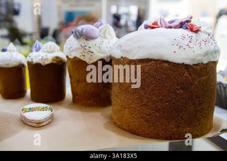 Délicieux gâteaux de Pâques sur le comptoir. Nourriture Banque D'Images