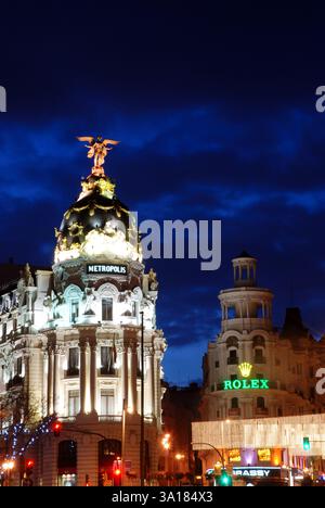Bâtiment Metropolis, vue de nuit. Alcala Street, Madrid, Espagne. Banque D'Images