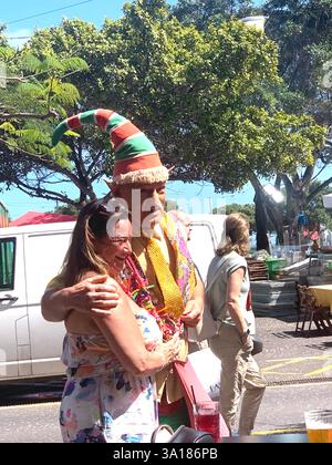 Fête de rue Carnaval Clown chapeau dame homme chaud temps ensoleillé Tenerife Îles Canaries Espagne chemise couleur tunique grand grand heureux amical Street art Banque D'Images