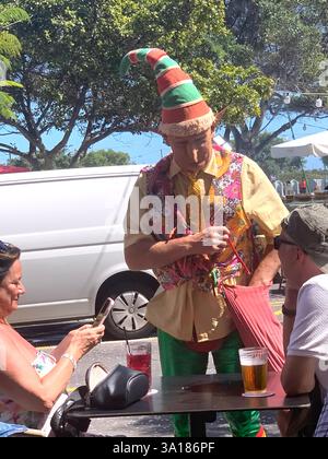 Fête de rue Carnaval Clown chapeau dame homme chaud temps ensoleillé Tenerife Îles Canaries Espagne chemise couleur tunique grand grand heureux amical Street art Banque D'Images