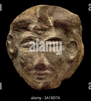 Fragment facial d'un masque anthropoïde égyptien antique de sarcophage en terre cuite montrant des yeux en forme d'amande, datant du nouvel Empire, vers 1550–1070 av. J.-C.. Banque D'Images
