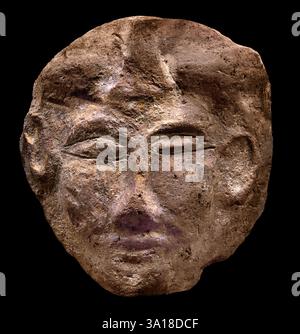 Fragment facial d'un masque anthropoïde égyptien antique de sarcophage en terre cuite montrant des yeux en forme d'amande, datant du nouvel Empire, vers 1550–1070 av. J.-C.. Banque D'Images