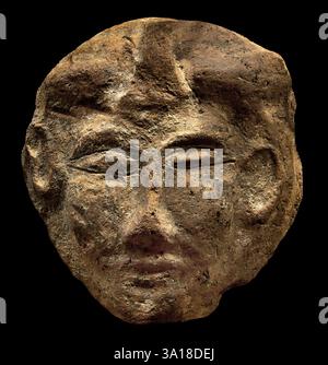 Fragment facial d'un masque anthropoïde égyptien antique de sarcophage en terre cuite montrant des yeux en forme d'amande, datant du nouvel Empire, vers 1550–1070 av. J.-C.. Banque D'Images