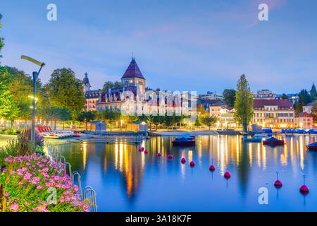 Lausanne, Suisse depuis la Promenade Ouchy sur le lac Léman au crépuscule. Banque D'Images