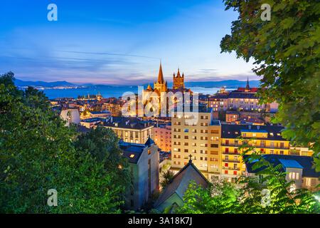Lausanne, Suisse Cathédrale historique et paysage urbain du centre-ville à l'heure bleue. Banque D'Images