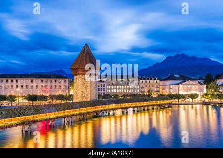 Lucerne, Suisse dans la soirée sur la rivière Reuss avec Mt. Pilatus. Banque D'Images