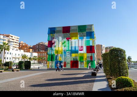Le Centre Pompidou Málaga est une filiale du Centre Pompidou à Málaga, Andalousie, Espagne. Les gens se promènent autour de l'endroit. Banque D'Images