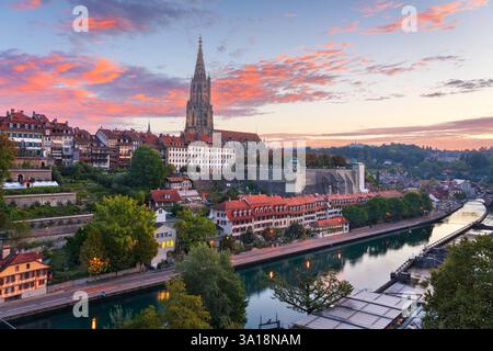 Berne, Suisse sur la rivière Aar tôt le matin. Banque D'Images