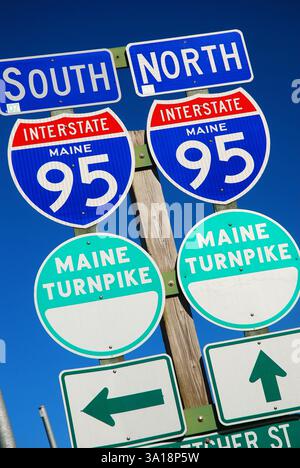 Les panneaux indiquant l'Interstate Highway indiquent la direction des voyageurs se rendant dans le Maine Banque D'Images