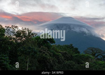 Volcan Arenal à la Fortuna, Costa Rica, au coucher du soleil Banque D'Images