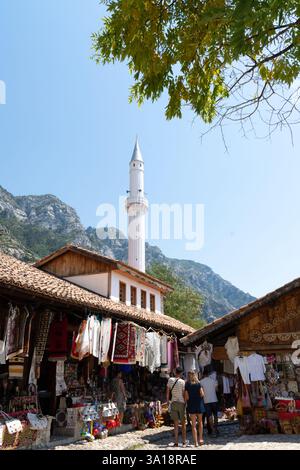 Kruja, Albanie - 13 août 2024 : Bazar traditionnel avec minaret de mosquée Banque D'Images