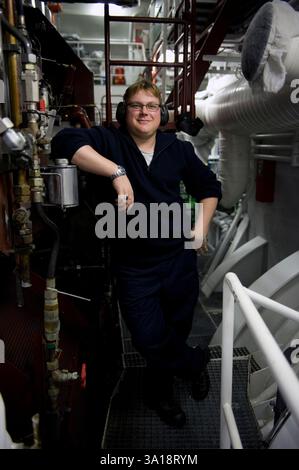 2ème / deuxième ingénieur du navire porte-conteneurs MS Flintercape à l'intérieur de la machine du navire et salle des machines lors d'un voyage de Rotterdam, pays-Bas vers Sundsvall, Suède avec une cargaison de conteneurs. MR=OUI Banque D'Images