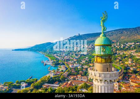 Vue aérienne du phare de la victoire à Trieste, Italie, au coucher du soleil doré Banque D'Images