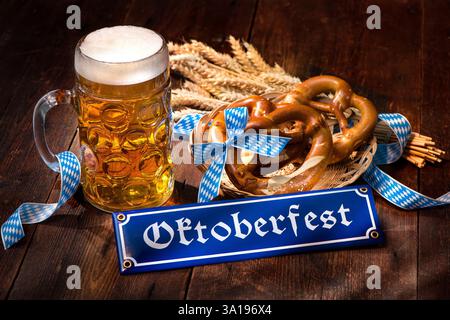 Bretzels bavarois originaux avec bière stein sur planche de bois. Fond de l'Oktoberfest Banque D'Images