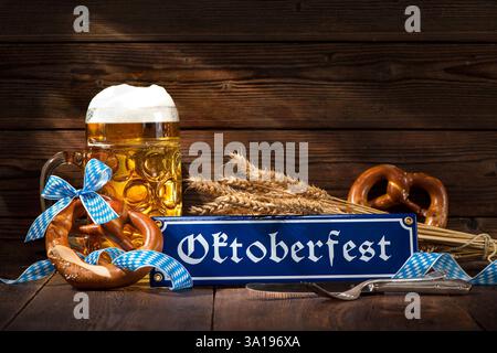 Bretzels bavarois originaux avec bière stein sur planche de bois. Fond de l'Oktoberfest Banque D'Images