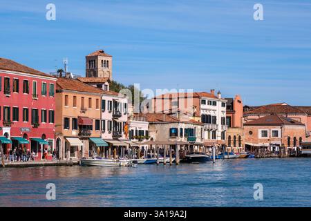 Venise, Italie - 12 octobre 2024 : une rangée de bâtiments colorés en bord de mer à Murano Banque D'Images